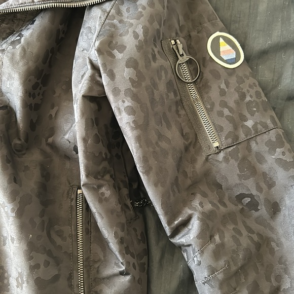 Women’s Volcom Whitlock Insulated Jacket - Black Leopard Print size Medium - Picture 3 of 6